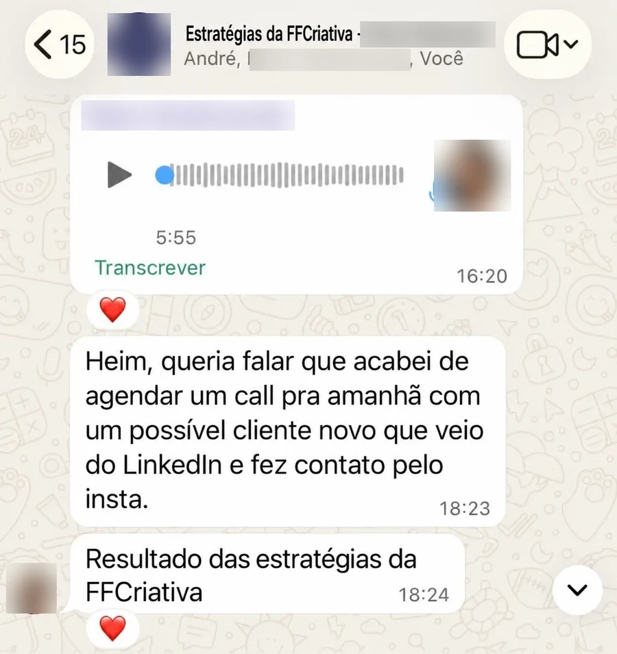 Print de conversa no WhatsApp, com o nome e a foto da cliente desfocados. Ela escreve: “queria falar que acabei de agendar um call pra amanhã com um possível cliente novo que veio do LinkedIn e fez contato pelo insta.” e, em seguida, “Resultado das estratégias da FFCriativa”.